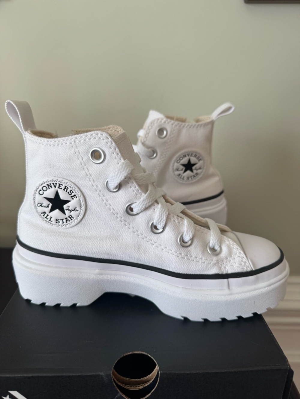 Chuck Taylor® All Star® Lugged Lift Platform Canvas Youth 13.5 NIB - Picture 2 of 10
